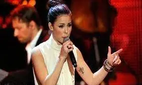 انتقادات شدید از خواننده زیبا و حریص آلمانی