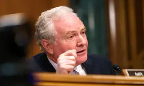 سناتور آمریکایی: ترامپ در مورد مذاکره با ایران دروغ می‌گوید |هدف قرار دادن نیروگاه‌های ایران «جنایت جنگی» است