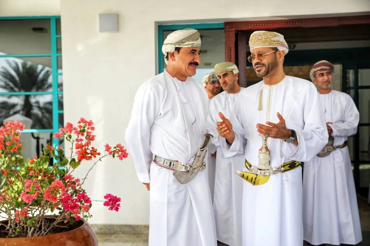 مصاحبه علی لاریجانی با صداوسیما بعد از دیدار با وزیرخارجه عمان/ دبیر خندان شعام در قاب تصویر + عکس