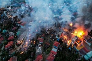 نظامیان در میانمار روستایی را به آتش کشیدند