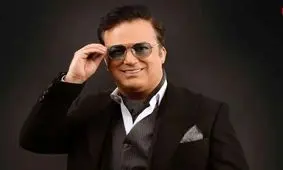 بوسه زدن حامد آهنگی بر دستان مادرش در کنسرتش/ ویدئو