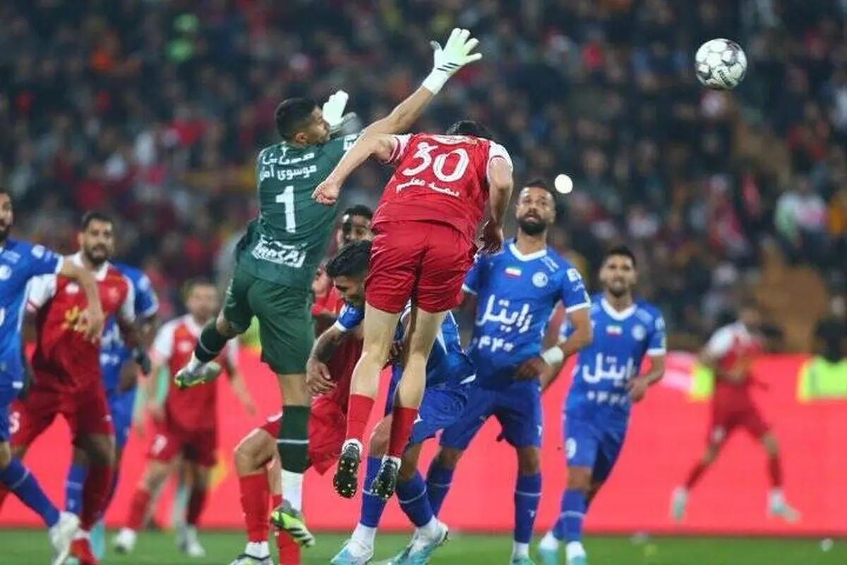 هافبک پرسپولیس موز پرتاب شده از زمین برداشت و خورد/ ویدئو