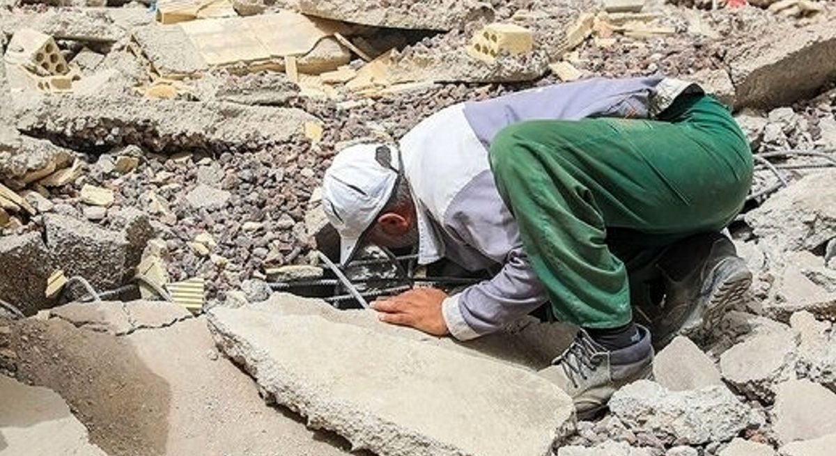 نجات کارگر ساختمان متروپل آبادان از زیر آوار بعد از سه روز