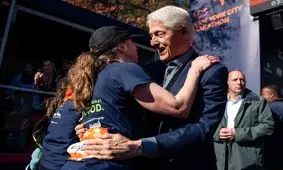 چسب روی دماغ؛ باند روی پا/ شایعات بیماری کلینتون بیشتر شد