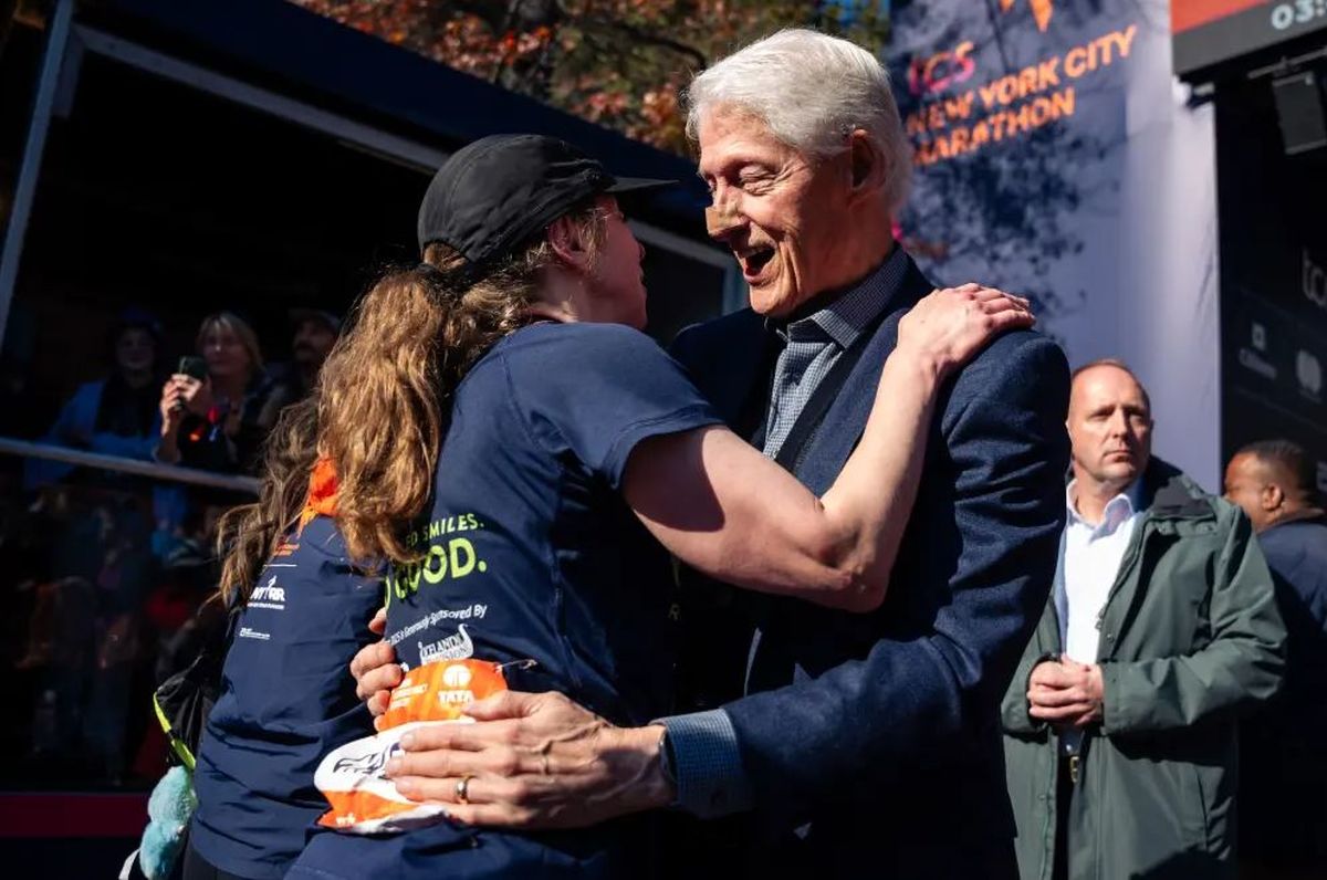 چسب روی دماغ؛ باند روی پا/ شایعات بیماری کلینتون بیشتر شد