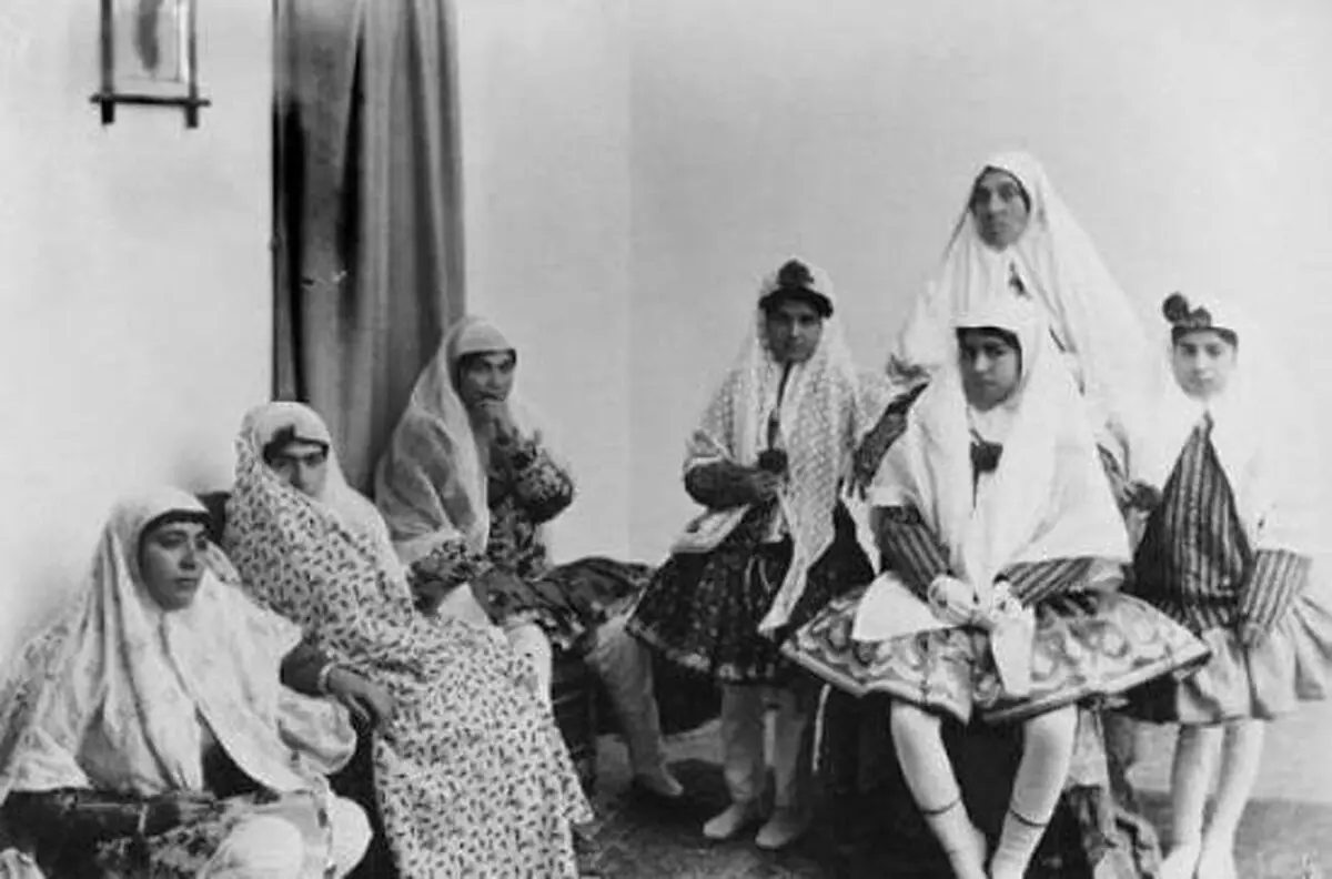 سفر در زمان؛ تصویری از سه دختر ایرانی با لباس‌های خانگی در دوران ناصرالدین شاه 