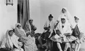 سفر در زمان؛ تصویری از سه دختر ایرانی با لباس‌های خانگی در دوران ناصرالدین شاه 
