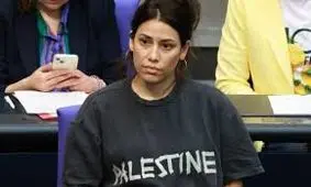 نماینده حزب چپ آلمان به دلیل پوشیدن تی‌شرت با تصویر فلسطین از بوندستاگ اخراج شد/ ویدئو
