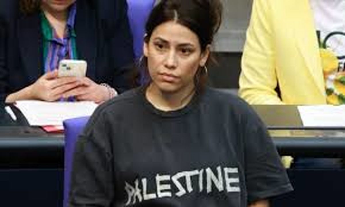  نماینده حزب چپ آلمان به دلیل پوشیدن تی‌شرت با تصویر فلسطین از بوندستاگ اخراج شد/ ویدئو 