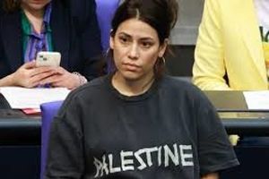 نماینده حزب چپ آلمان به دلیل پوشیدن تی‌شرت با تصویر فلسطین از بوندستاگ اخراج شد/ ویدئو