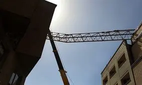 سقوط جرثقیل ساختمانی در قم به علت وزش شدید باد/ ویدئو

