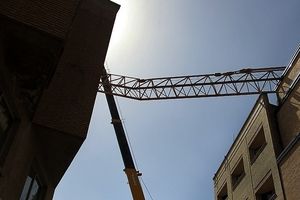 سقوط جرثقیل ساختمانی در قم به علت وزش شدید باد/ ویدئو

