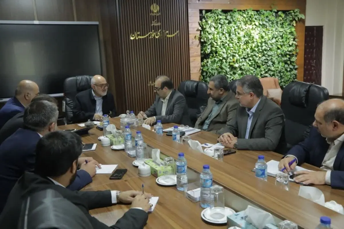 تمرکز بر رفع موانع صنعتی و محیط‌زیست در ماهشهر و بندر امام خمینی(ره)