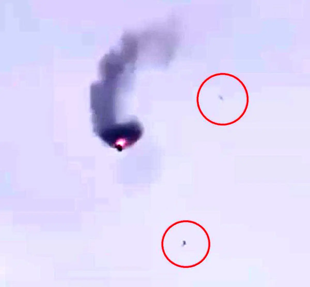 شکار لحظه مرگبار؛ تصویر سقوط آزاد نظامیان آمریکایی از بالگرد شعله‌ور