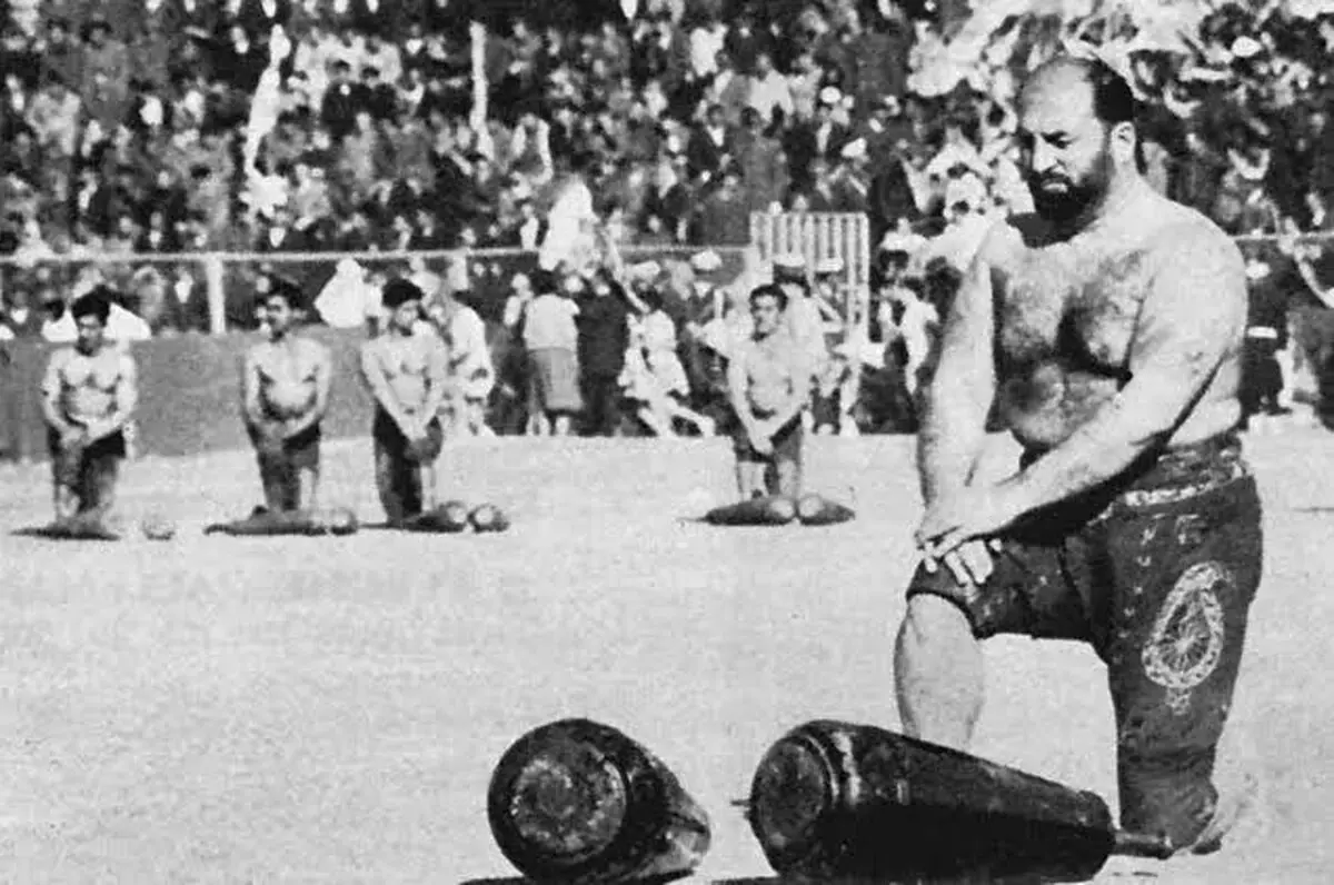 سفر در زمان؛ عکس یادگاری «شعبان جعفری» با باستانی کاران نونهال؛ دهه 50 