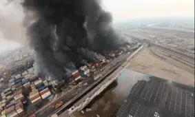 تصویر پهپادی از بین کانتینرهای در حال سوختنِ بندر شهید رجایی/ ویدئو