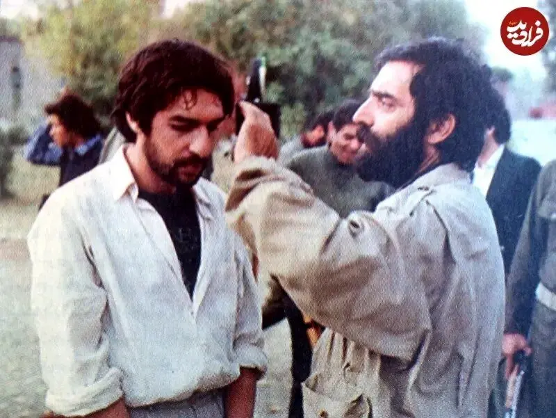 عکس/ مسعود کیمیایی در حال مرتب کردن موهای محمد صالح‌علا؛ ۴۰ سال قبل