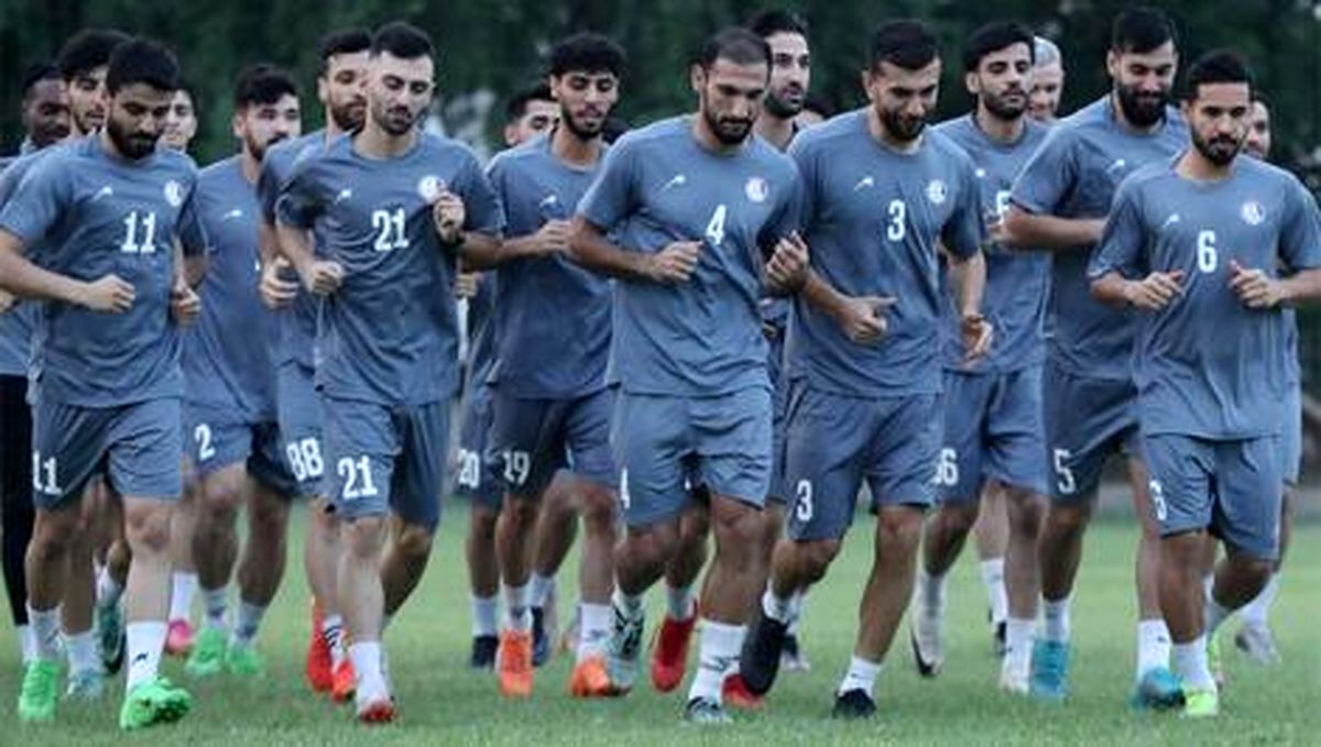 پرسه سگها در تمرینات استقلال خوزستان/ عکس