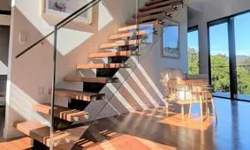 نرده شیشه ای چیست و دلایل محبوبیت آن چه می باشد؟