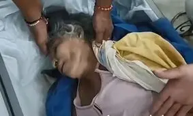 پیرزنی که گمان می‌رفت مرده در تابوت زنده شد!/ ویدئو