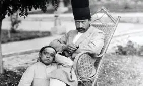 سفر در زمان؛ تصویر رنگی‌شده از مرد قاجاری با کلاه پنج‌طبقه در کنار یک خواجه 