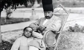 سفر در زمان؛ تصویر رنگی‌شده از مرد قاجاری با کلاه پنج‌طبقه در کنار یک خواجه 