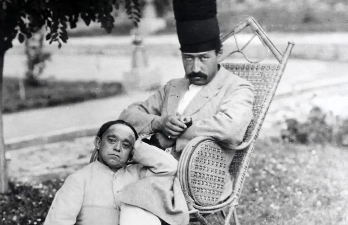 سفر در زمان؛ تصویر رنگی‌شده از مرد قاجاری با کلاه پنج‌طبقه در کنار یک خواجه 