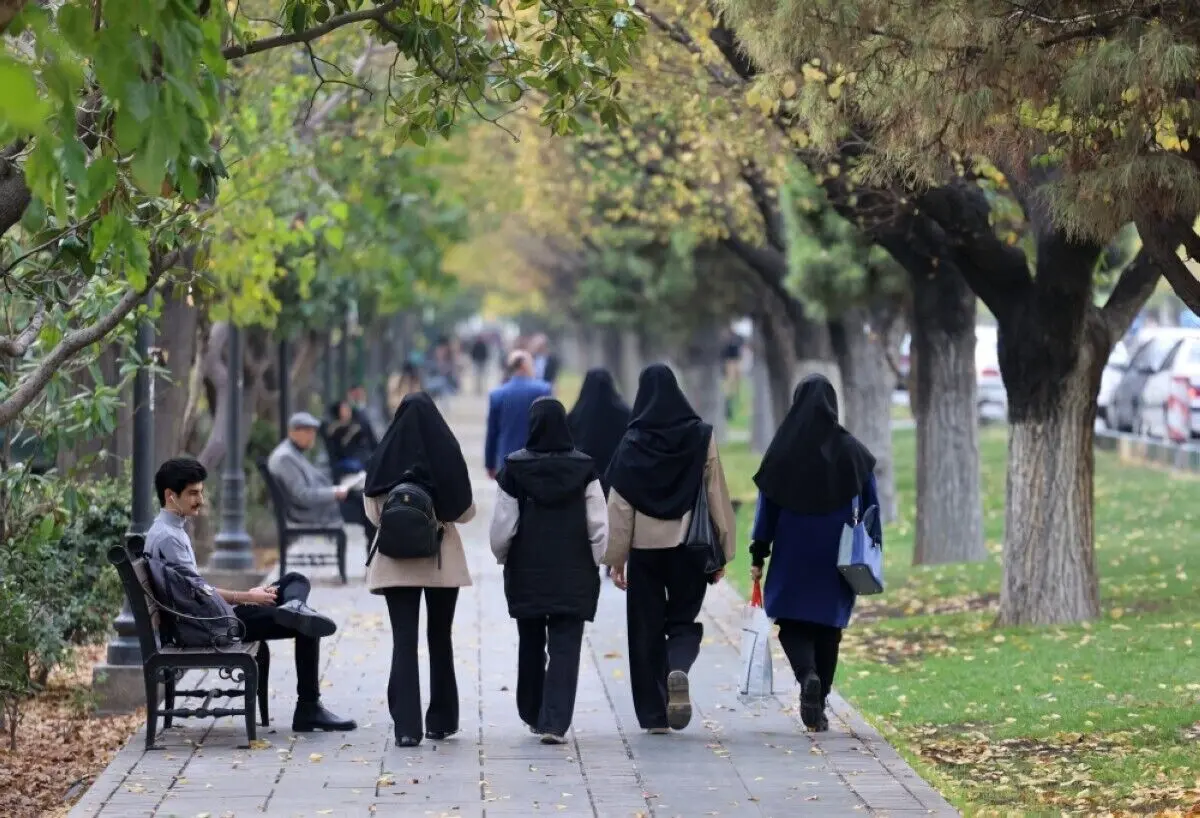 روزنامه کیهان: باید به انتقاد‌های دلسوزانه‌ای که از قانون حجاب می‌شود، توجه کرد


