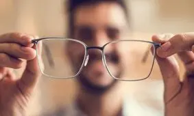 علائم ابتلا به دوربینی چشم