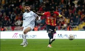  دیدار علی کریمی با زلزله‌زدگان ترکیه‌/ تصویر