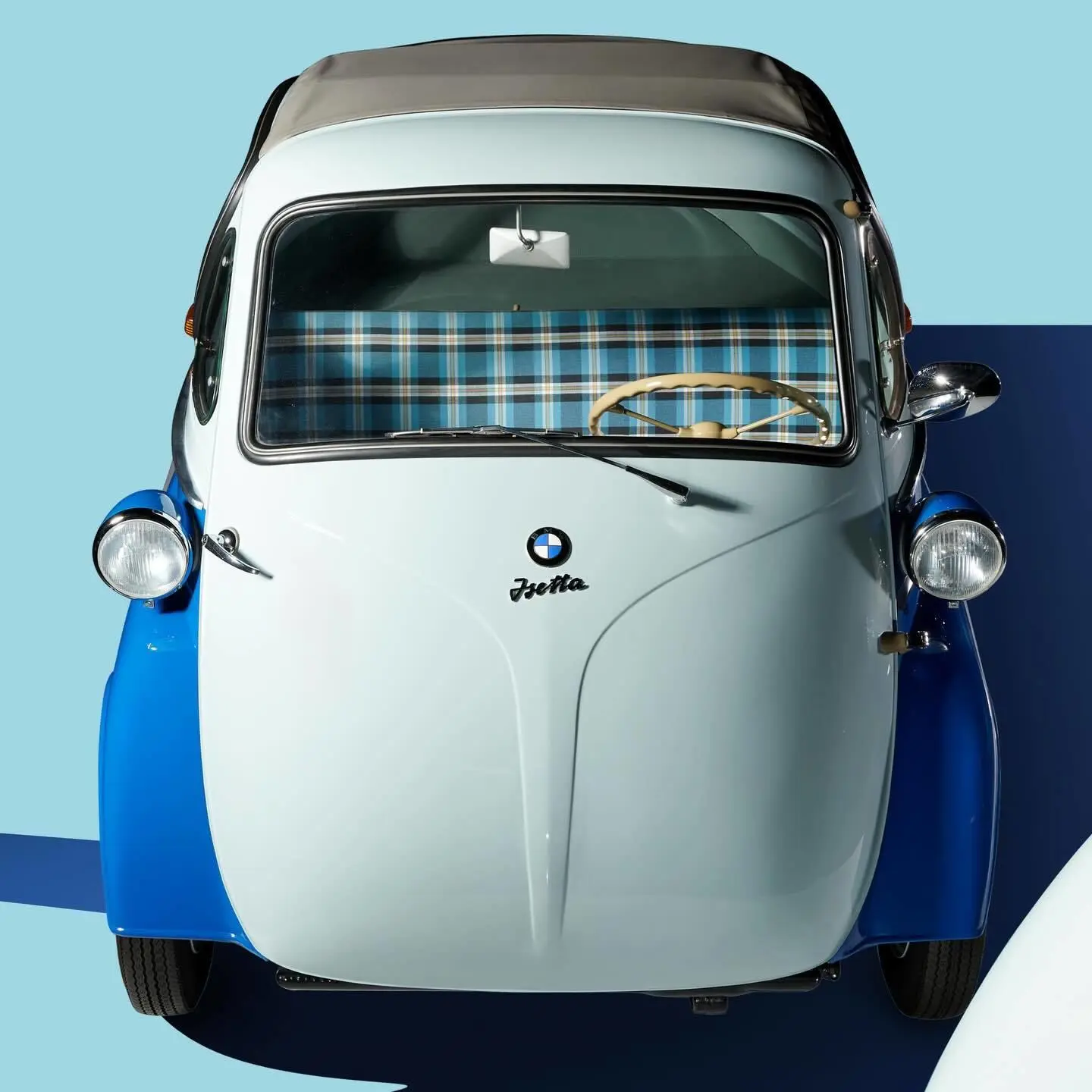 تصویر یک خودروی مینیاتوری کلاسیک به نام BMW Isetta (ب‌ام‌و ایزتا) که به دلیل طراحی گرد و کوچک خود به