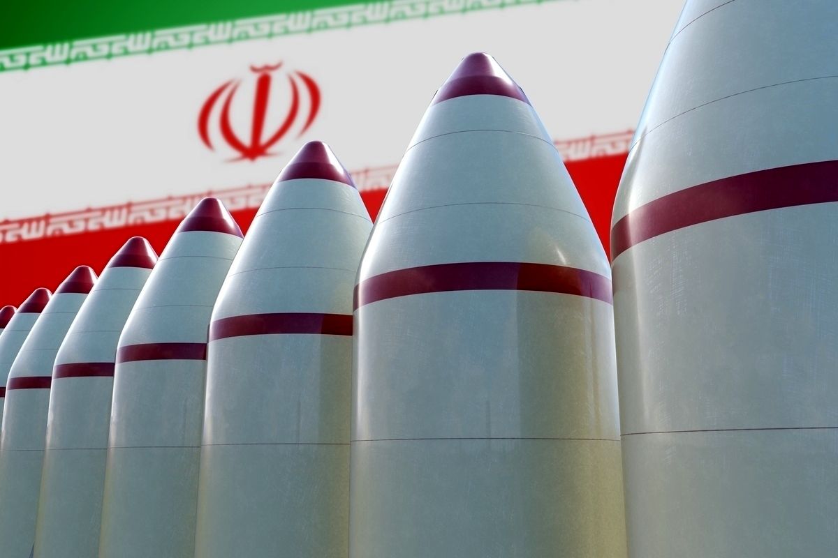 یکی دو بمب اتم هم بسازیم، در مقابل بمبهای آنها چیزی نیست/ آمریکا دنبال به تله انداختن ایران است نه توافق