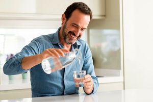 ۵ اشتباه خطرناک در خوردن آب