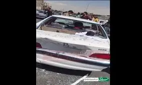 حمله اراذل با قمه و چماق به خودروی سواری در خیابان دانشگاه اسلامشهر/ ویدئو