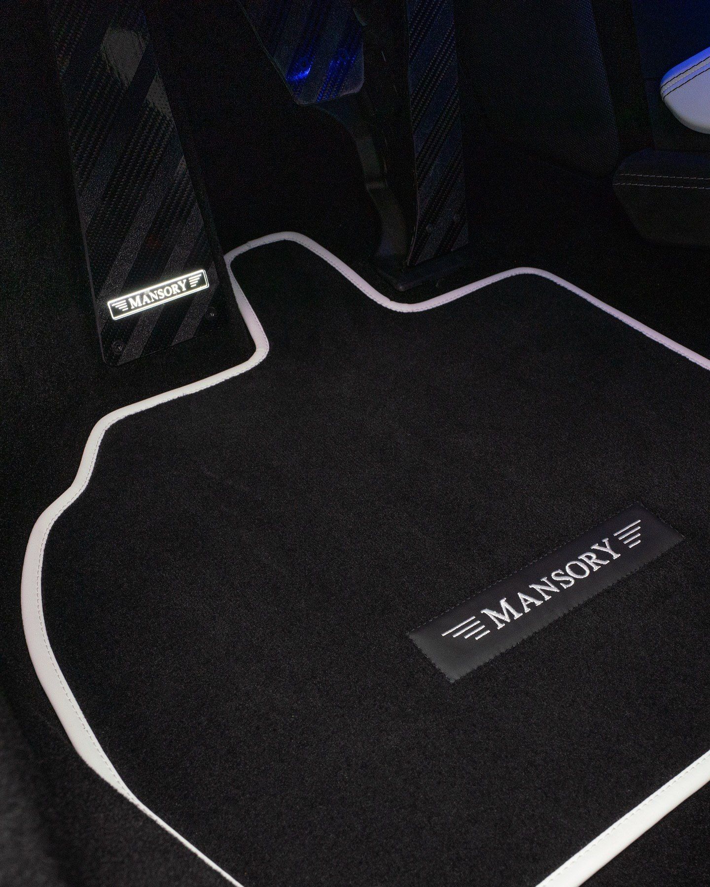 لامبورگینی روئلتو با پکیج سفارشی‌سازی «Initiate» منصوری، که با ارتقای قدرت به ۱۰۷۰ اسب بخار، شتاب صفر تا صد ۲.۴ ثانیه‌ای و بدنه فیبر کربنی، مرزهای عملکرد این ابرخودرو را جابه‌جا کرده است