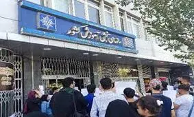 تجمع داوطلبان کنکور مقابل سازمان سنجش در اعتراض به مصوبه کنکوری/ ویدئو