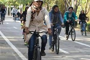 چرا زنان اجازه استفاده از دوچرخه در پارک های مادر و کودک را ندارند؟