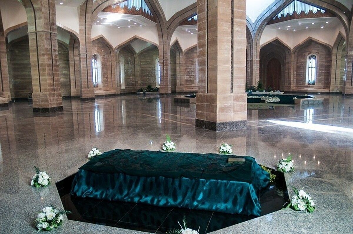 تخریب قبر حافظ اسد در شمالغرب سوریه/ فرماندهان تحریرالشام از تبدیل قبر پدر بشار اسد به توالت عمومی خبر داده بودند/ ویدئو