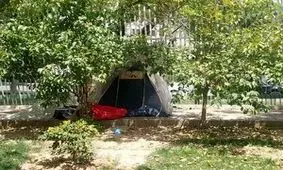 چادرخوابی بیماران اطراف بیمارستان قلب رجایی/ عکس