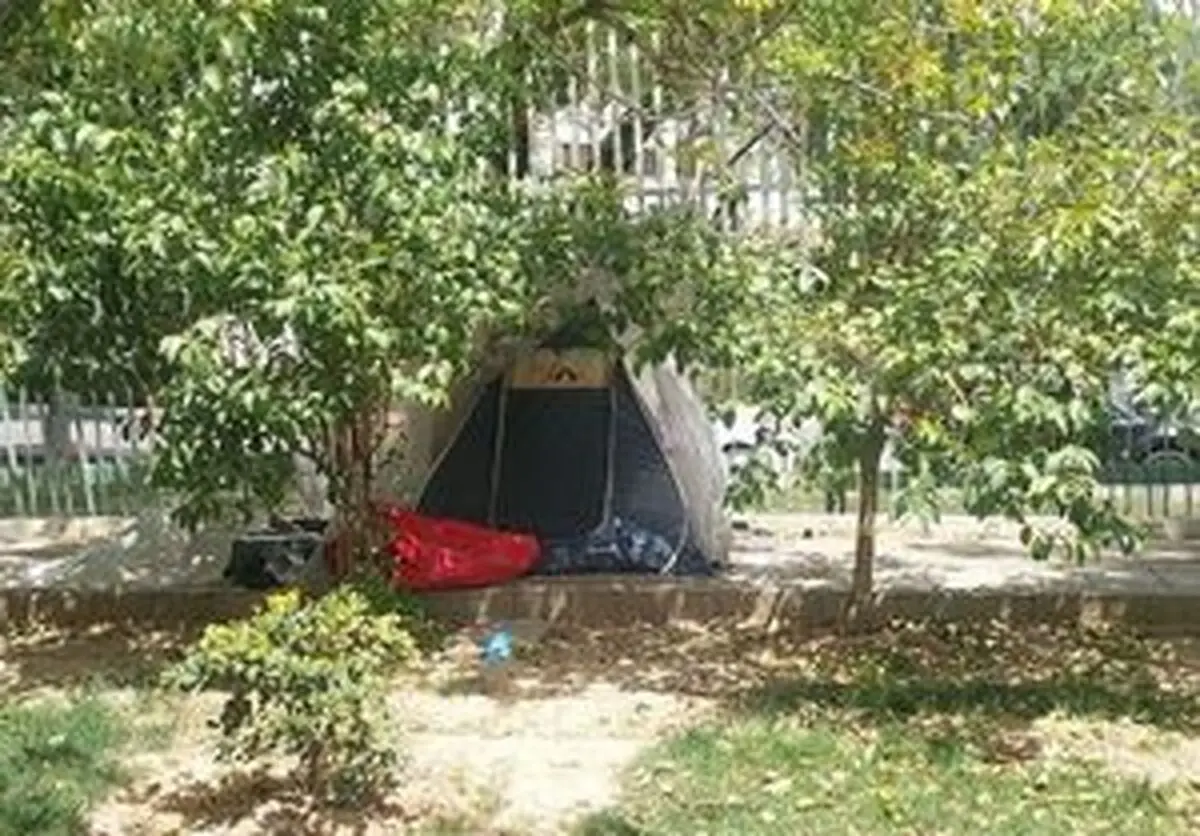 چادرخوابی بیماران اطراف بیمارستان قلب رجایی/ عکس
