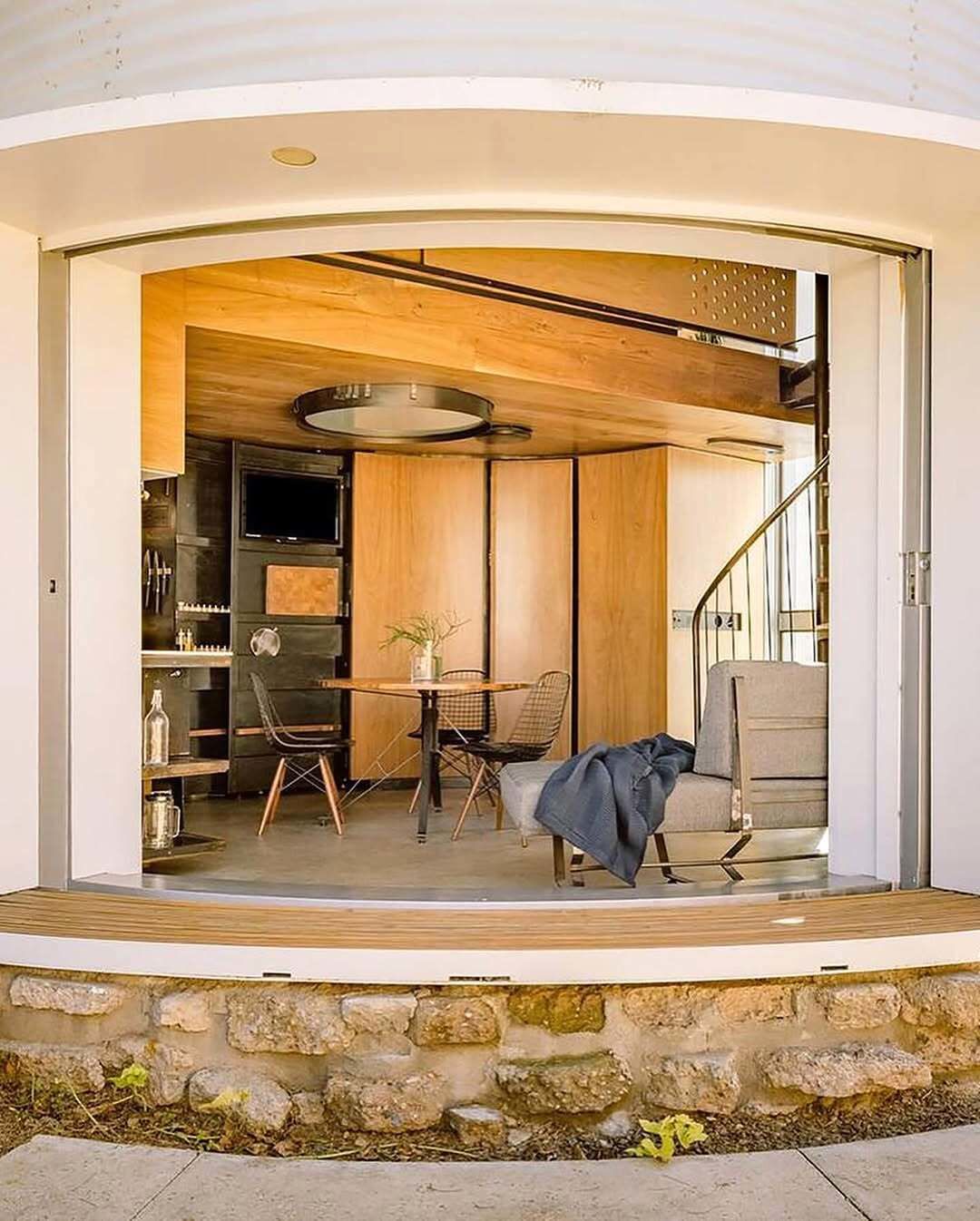 پروژه نوآورانه «خانه سیلو» در فینیکس آریزونا، بازسازی یک سیلو غلات قدیمی به یک خانه ریزمقیاس (۲۱ متر مربع) و مدرن، که مفهوم مسکونی را در یک سازه غیرمرسوم بازتعریف می‌کند