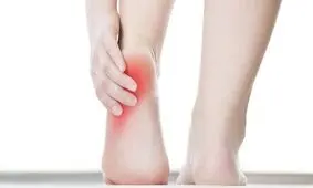 ارتباط بین کلسترول بالا و درد پاشنه پا
