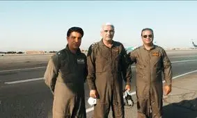 ادای احترام نظامی دختر شهید خلبان سید طاهر مصطفوی به تابوت پدرش/ عکس