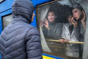  وداع تلخ پناهندگان اوکراینی با اعضای خانواده/ عکس
