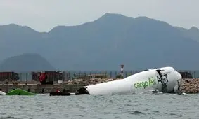 تصادف هواپیما با یک خودرو در فرودگاه هنگ کنگ ۲ کشته بر جای گذاشت/ ویدئو