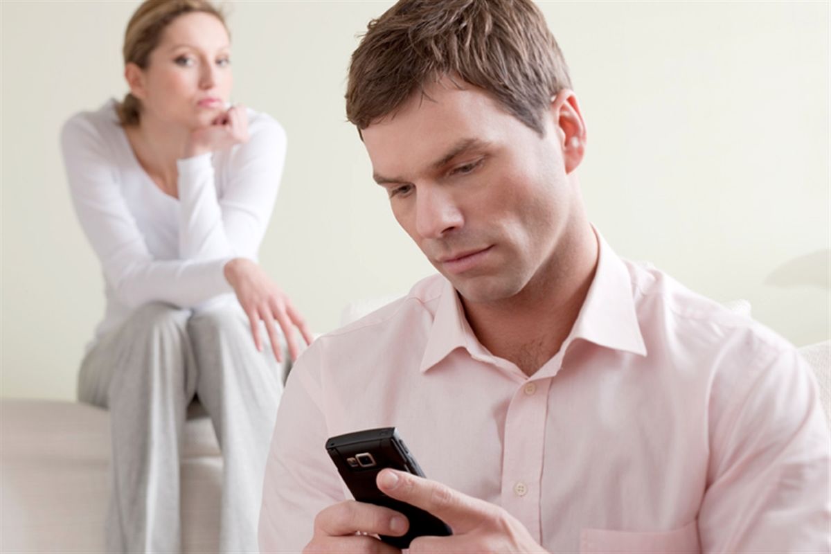 چهکار کنید، اگر همسرتان بیشتر به موبایلش نگاه میکند تا به شما؟