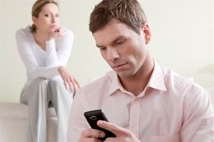 چه‌کار کنید، اگر همسرتان بیشتر به موبایلش نگاه می‌کند تا به شما؟ 