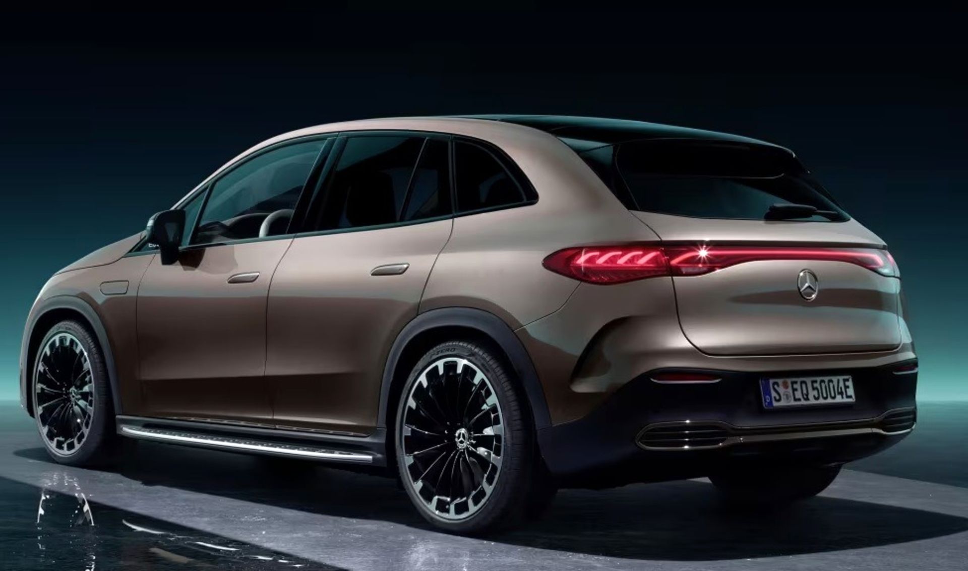 نمای سهچهارم عقب خودرو مرسدس بنز EQE SUV