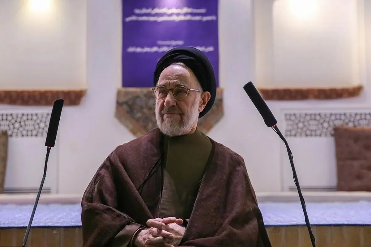 سید محمد خاتمی: طرفداران جنگ همان راهی را می‌روند که اسرائیل می‌رود/ نظام حکمرانی باید به صلاح ایران و ملت بیندیشد/ صلح را خیانت دانستن به هیچ وجه با جوهر اسلام نسبتی ندارد/به رهبر فقید نامه نوشتم برای حفظ حکومت و نه واگذاری آن، گام به سوی صلح برداشته شود
