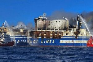 کشتی مسافربری ایتالیایی در آتش سوخت/ ۱۲ مسافر همچنان مفقودند/ ویدئو